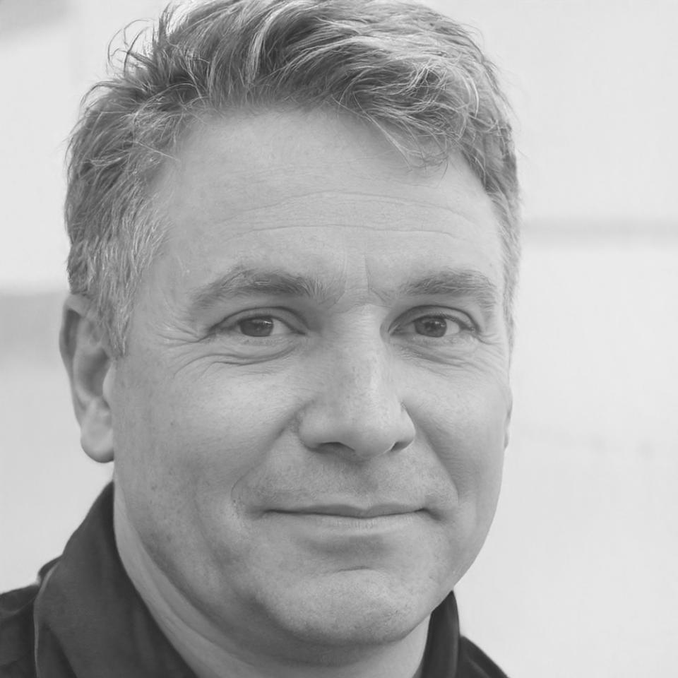 Retrato profesional de Alejandro Menéndez